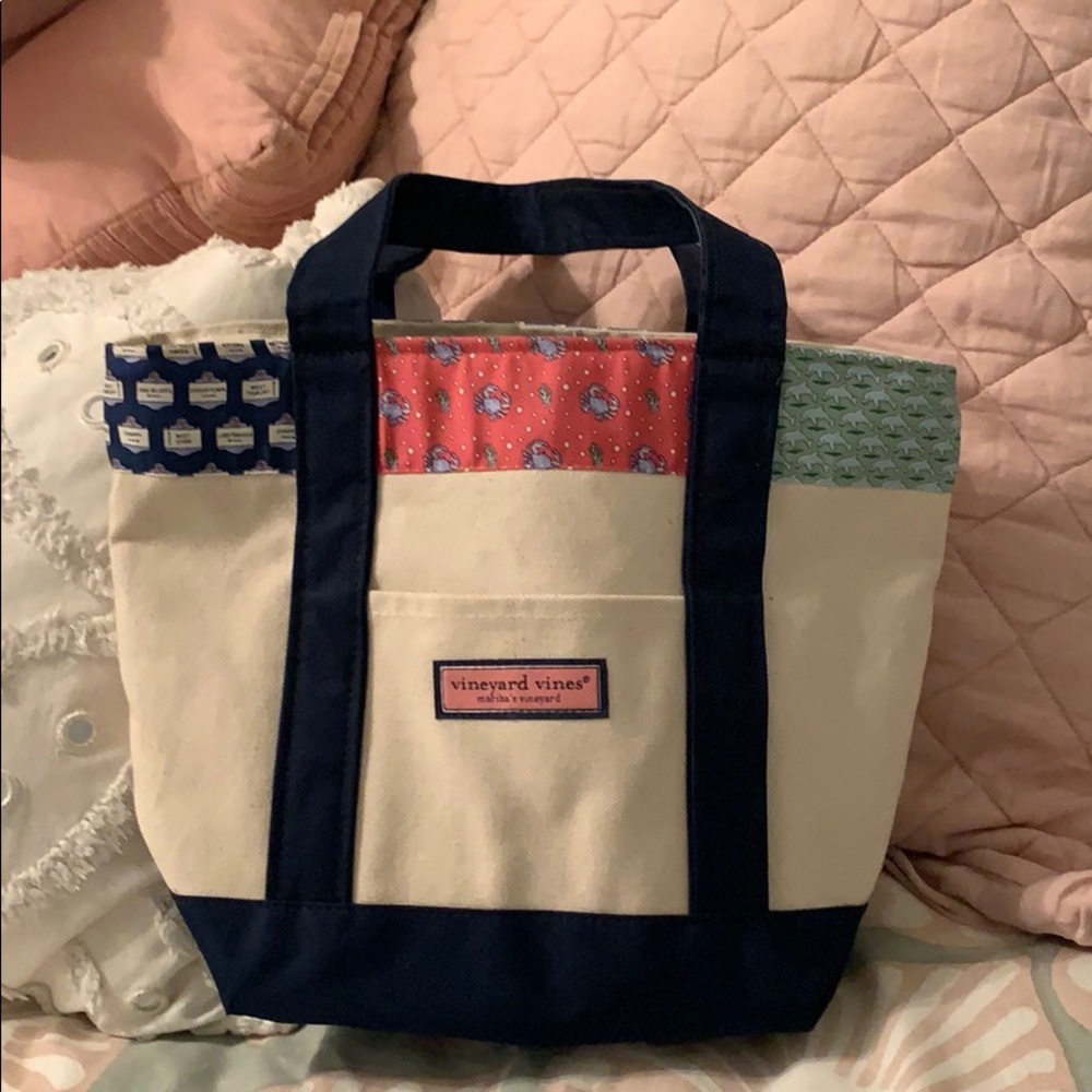 Small canvas vineyard vines purse!! Like new!